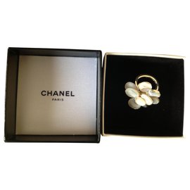 Chanel-Chanel, Anillo de camelia en plata maciza. 925 y madreperla blanca-Blanco