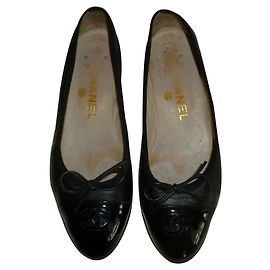 Ballerines Chanel en cuir verni noir Noir