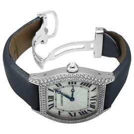 Cartier-Relógio Cartier, modelo "Tartaruga", em ouro branco e diamantes em cetim.-Outro