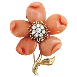Clip Van Cleef & Arpels, model "Clematis", In yellow gold, coral and diamonds. Other
