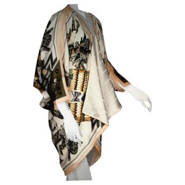 Hermès-Superb workshop kimono small h. Hermes. Made with the Kachinas scarf model. Main color, soft pink border, off-white interior lining with Hermès logo.-Eggshell
