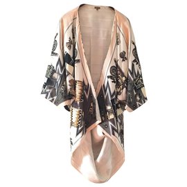 Hermès-Superb workshop kimono small h. Hermes. Made with the Kachinas scarf model. Main color, soft pink border, off-white interior lining with Hermès logo.-Eggshell