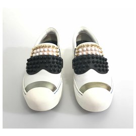 Fendi-Fendi White Studded Leather Karl Loves Fendi Sneaker-Black,White