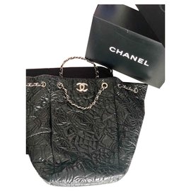 Chanel-Bolso de chanel en vinilo barnizado camelia.-Negro