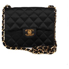 Soberba bolsa Vintage Mini Chanel em hardware de seda e ouro em muito bom estado! Preto