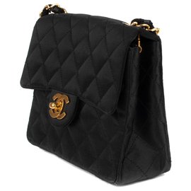 Chanel-Soberba bolsa Vintage Mini Chanel em hardware de seda e ouro em muito bom estado!-Preto