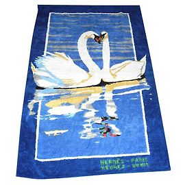 Hermès drap de bain éponge bleu à décor de cygnes bel état Blanc Bleu