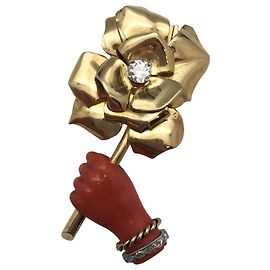 Clip in oro giallo Cartier, corallo rosso e diamanti. Altro