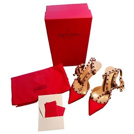 Valentino Rock Stud tacones Roja