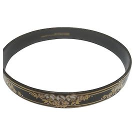 Pulseira rígida Michaela Frey em esmalte preto e flores de ouro Preto
