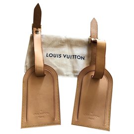 Louis Vuitton-2 Porta-etiquetas da Louis Vuitton-Bege
