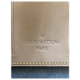 Louis Vuitton-2 Porta-etiquetas da Louis Vuitton-Bege