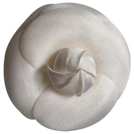 Chanel-Ecru silk camellia-Cream