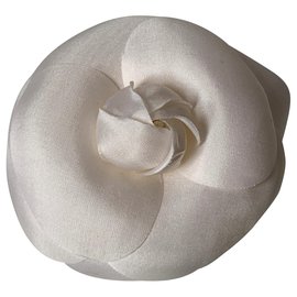 Chanel-Broche Camellia Chanel en seda cruda.-Crudo