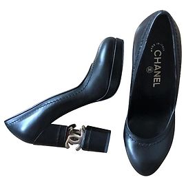 Chanel Black Leder Logo Heels Schuhe EU38.5 Schwarz