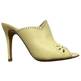 Lk Bennett Saltos amarelos Pastel com recortes Amarelo