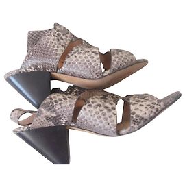 Sandales Vince Camuto en cuir et python noir beige Noir Beige