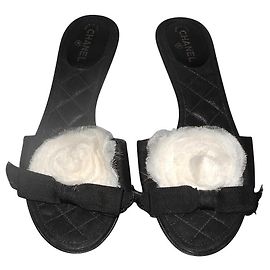 Chanel couro preto e mulas de tecido com organza de camélia Preto Branco