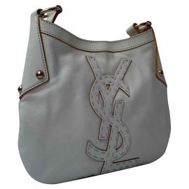 Yves Saint Laurent Un ravissant sac porté epaule, frais et elegant Blanc cassé