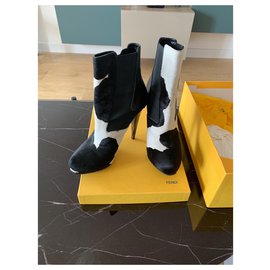 Fendi-cowhide print heel black and white carved heel-Black
