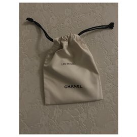 Chanel-Encantos de saco-Preto