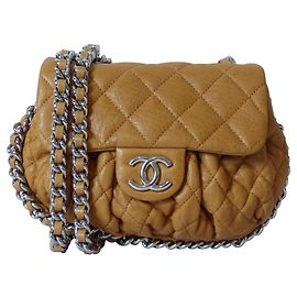 Chanel Kette um Andere