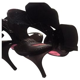 Sandalias Betsey Johnson de charol negro Negro