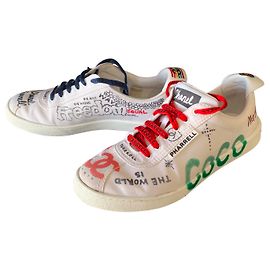 Sapatilhas CHANEL PHARRELL Grafiti coleção cápsula usada e versão desgastada Branco