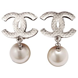 Chanel-LARGE SILVER CC LARGE PEARL-Silvery