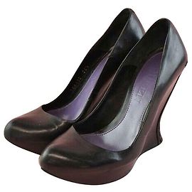 Alexander Mcqueen Pumps with elegantly curved heel Black