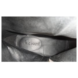 Vic Matié-Nuevas botas Vic Mati con pequeña marca hueca.-Negro