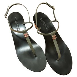 Chanel-Chanel thong sandals EU38-Olive green