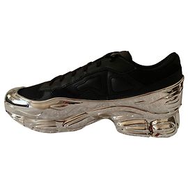 Raf Simons pour les baskets Adidas Ozweego Noir