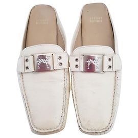 Superbes mules mocassins cuir vernis blanc de Stuart Weitzman Blanc cassé