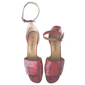 Yves Saint Laurent Rechteckige Fersensandalen mit Knöcheltricks. Schwarz Rot