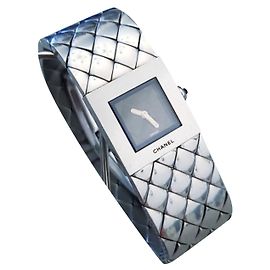 Chanel acolchoado Metálico
