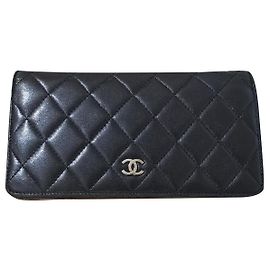 Chanel black lambskin yen bi-fold wallet Black