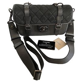 Chanel Paris Mumbai Cinza