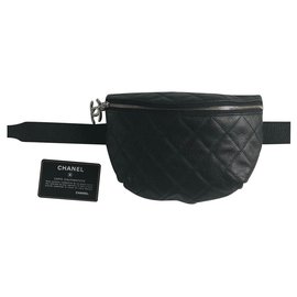 Autre Marque-A bolsa Chanel é usada na cintura-Preto