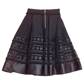 TED BAKER Schwarzer Full Flare mit Spitzenrock. Schwarz