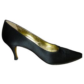 Escarpins Chanel en satin noir camélia Noir