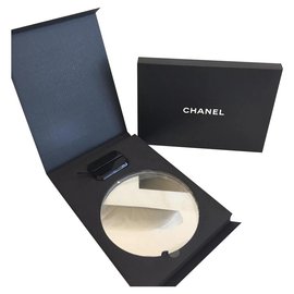 DISPLAY SPECCHIO SPECCHIO CHANEL su STAND Blu