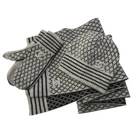 Chanel-Sciarpa, Set cappello e guanti in cashmere-Nero,Grigio