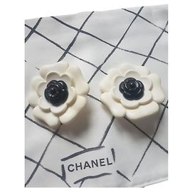Boucles d'oreilles Chanel camelia Noir Blanc cassé