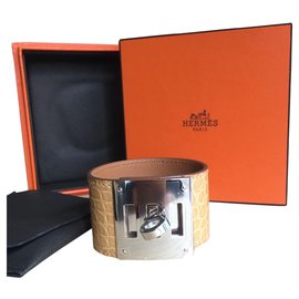 Hermès-Impressionante pulseira de cachorro Hermès Kelly,  jacaré brilhante, neuf-Bege