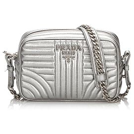 Prada Silver Diagrama de couro metálico Bolsa Crossbody Prata