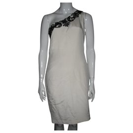 Marchesa-Un vestido adornado con hombros-Blanco