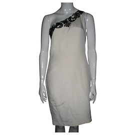Marchesa Ein schulterfreies Kleid Weiß