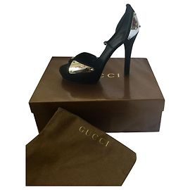 Gucci Metallgeprägte High Heels Schwarz Silber