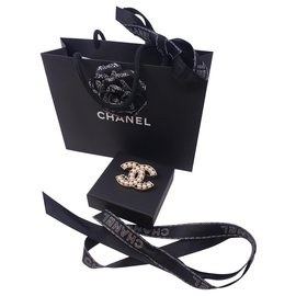 Chanel-Broche con perlas Chanel 2019-Plata